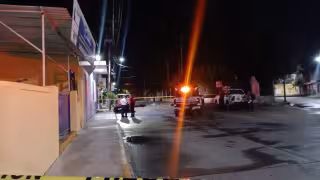 Un motociclista perdió la vida tras impactarse contra la barda de una escuela primaria en la colonia Héctor Pérez Martínez.