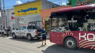 Camión de carga choca contra unidad Ko’ox en Campeche y le destroza el espejo retrovisor