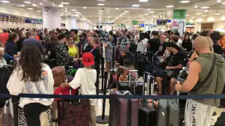 Largas filas se observan para poder hacer en check in