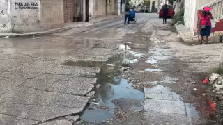 Más de 17 mil habitantes enfrentan problemas de bacheo y fugas de agua potable.
