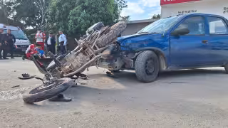 Fuerte choque entre un coche y motocicleta dejó un herido en Felipe Carrillo Puerto