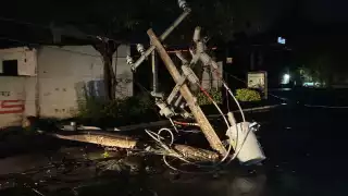 Del accidente, uno de los transformadores explotó alertando a los vecinos del lugar