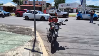Motociclista choca por alcance contra automóvil en avenida Colosio