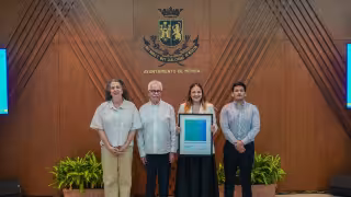 La Alcaldesa recibió el nombramiento, que estuvo a cargo de Luis González Arenal, coordinador ejecutivo de la organización.