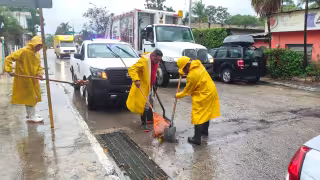 Varias calles del municipio se registraron acumulaciones de agua debido a desechos y hojas secas
