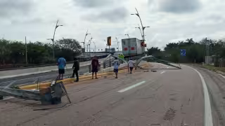 Tracto camión de doble remolque se accidenta en el km 40 de la carretera Campeche–Mérida.