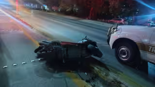 Motociclista presuntamente ebrio se estrella contra camellón en Cancún