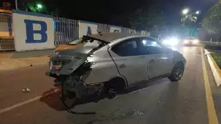 Sujeto tumba un poste de alumbrado público al chocar presuntamente en estado de ebriedad en Chetumal