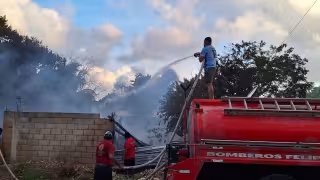 Los vecinos de la zona también ayudaron a sofocar el fuego.