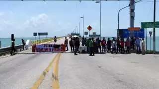 Taxistas bloquean nuevamente el puente Zacatal en Ciudad del Carmen.