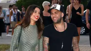 Dani Alves de paseo con su esposa Joana Sanz tras salir de prisión