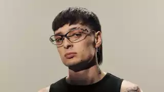 Peso Pluma sorprende a sus fans con un drástico cambio de imagen