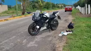 Un motociclista empleado de gasolinera se salvó de milagro tras un choque por alcance en Calkiní.