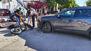 La camioneta impactó a la motocicleta por no respetar su alto.
