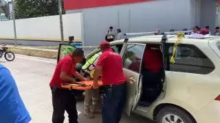 El motociclista se llevó la peor parte, ya que no portaba casco