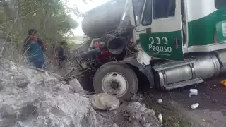 El tráiler bloqueó la carretera hacia Hopelchén