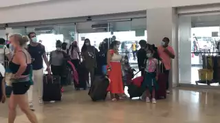 Personal de Asur indica a los viajeros que deberán portar la mascarilla de manera forzosa dentro del aeropuerto de Cancún