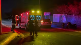 Motociclista derrapa en periférico de Campeche y sufre múltiples fracturas