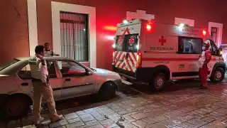 Una discusión de pareja en el centro de la ciudad terminó con una mujer con crisis nerviosa tras presuntamente ser atropellada por su pareja.