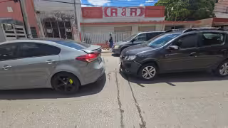 Un descuido al no guardar distancia provocó un fuerte choque por alcance en el barrio de Santa Ana.