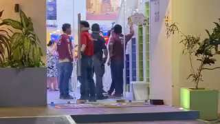 Rescatan a menor atrapado en juego infantil de salón de fiestas en Cancún