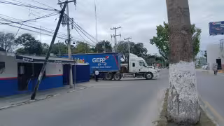 Tractocamión engancha cables de Telmex y quiebra poste en Escárcega