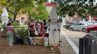Paramédicos auxilian a mujer desplomada en la calle 10 del centro de Campeche A