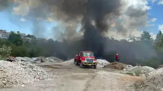 Bomberos sofocan incendio en Polvorín causado por basura y botellas de vidrio