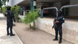 Elementos policiacos mantiene la vigilancia en el Hospital del IMSS, luego de la llegada del hombre baleado en ambulancia