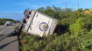 Chofer de un trailer termina volcado en la carretera federal 307