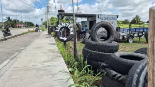 Baches ocultos por lluvias aumentan ponchaduras en Champotón; rescates cuestan más de 500 pesos