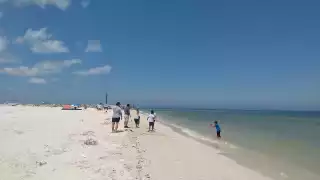 Bañistas disfrutan de la costa de Chuburná en Yucatán