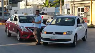 Choque entre taxi y vehículo particular provoca leve caos vial frente al Puerto Pesquero Industrial