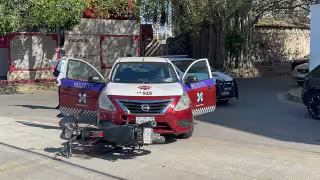 Fuerte choque entre taxi y motocicleta deja daños en Guadalupe