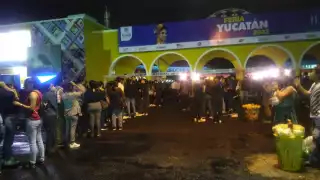 Cientos de yucatecos esperan ingresar a la Feria de Xmatkuil