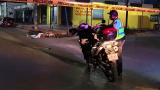 Muere motociclista en Cancún al impactarse contra una Van de transporte público
