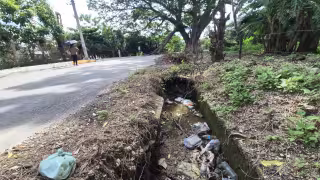 Una obra pluvial abandonada en Champotón representa un grave riesgo para los transeúntes.