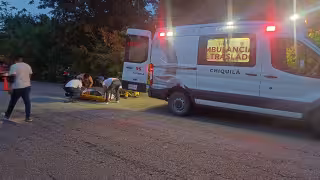 Pareja derrapa en motocicleta tras caer en un bache en el tramo San Ángel–Solferino de Lázaro Cárdenas