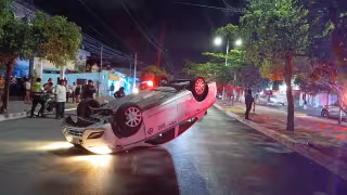 Taxi choca camioneta y termina volcado en la colonia Ejido Sur de Playa del Carmen