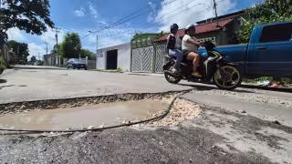 El mal estado de la vialidad afecta la circulación de los conductores en la colonia Puente Viejo.