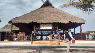 A raíz del desplome de una palapa en un restaurante, Protección Civil hizo revisiones en Playa Norte de Ciudad del Carmen