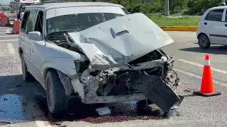Camioneta familiar choca contra un volquete en el Periférico de Campeche