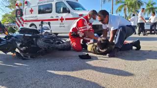 Motociclista termina con posible fractura craneoncefalica por choque con una combi en Felipe Carrillo Pto