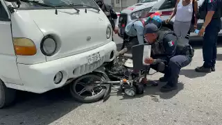 Motociclista salva la vida tras ser embestida por conductor que no respetó el alto