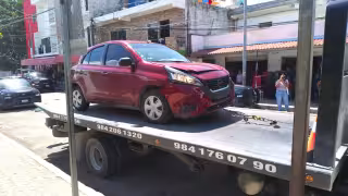 Un automovilista presuntamente ebrio provocó una persecución policial tras chocar dos vehículos en Playa del Carmen.