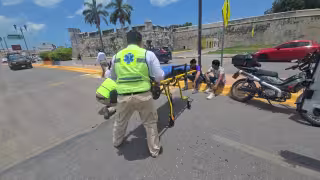 Motociclista no respeta el paso peatonal y atropella a una mujer en Circuito Baluartes, Campeche