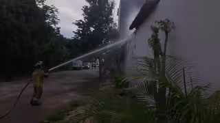 Elementos del Heroico Cuerpo de Bomberos sofocaron las llamas.