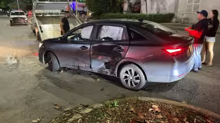 Choque entre taxi y auto particular en la avenida Nichupté de Cancún deja solo daños materiales