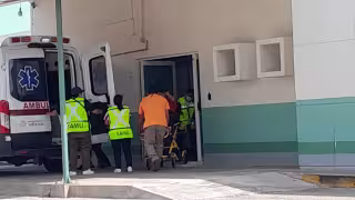 Abuelita desorientada es atendida y trasladada a un hospital por paramédicos del SAMU en Calkiní