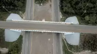 La empresa contrató jornaleros locales para abanderar la vía